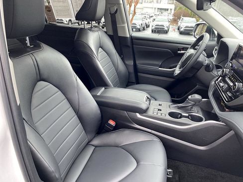 Certified 2025 Toyota Highlander XLE image 21