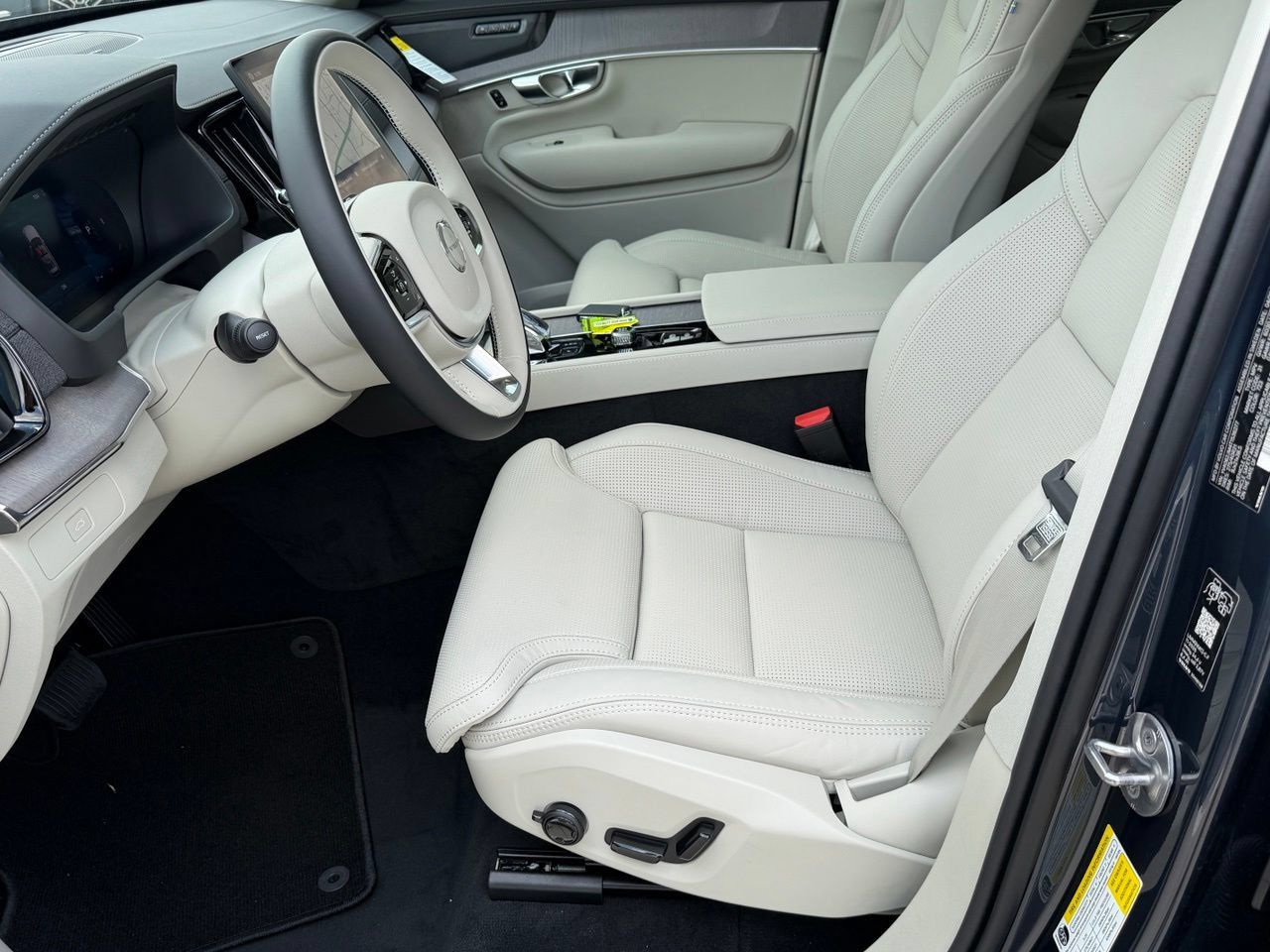 New 2026 Volvo XC90 B6 Ultra w/ Protection Package Premier AWD/4WD image 18