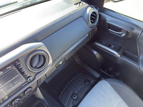 Used 2022 Toyota Tacoma TRD Sport w/ Technology Package image 31