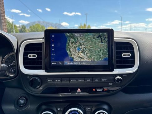Used 2022 Hyundai Venue Limited FWD image 24