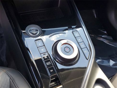 Used 2024 Kia Niro SX Touring image 22