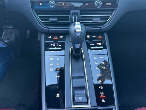Used 2022 Porsche Macan AWD/4WD image 26