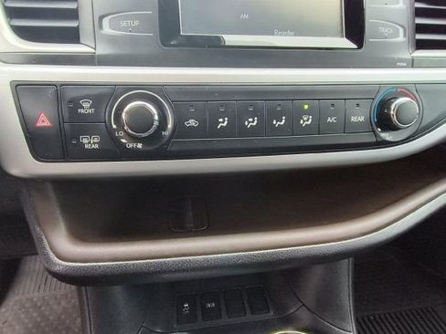 Used 2017 Toyota Highlander LE image 17
