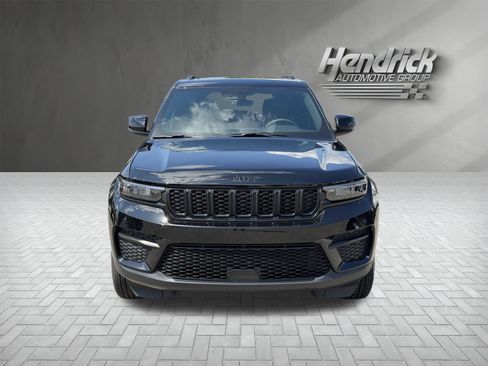 Used 2025 Jeep Grand Cherokee Altitude AWD/4WD image 3