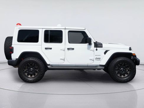 Used 2018 Jeep Wrangler Unlimited Sahara AWD/4WD image 5