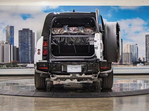 Used 2025 Land Rover Defender 130 X-Dynamic SE image 12