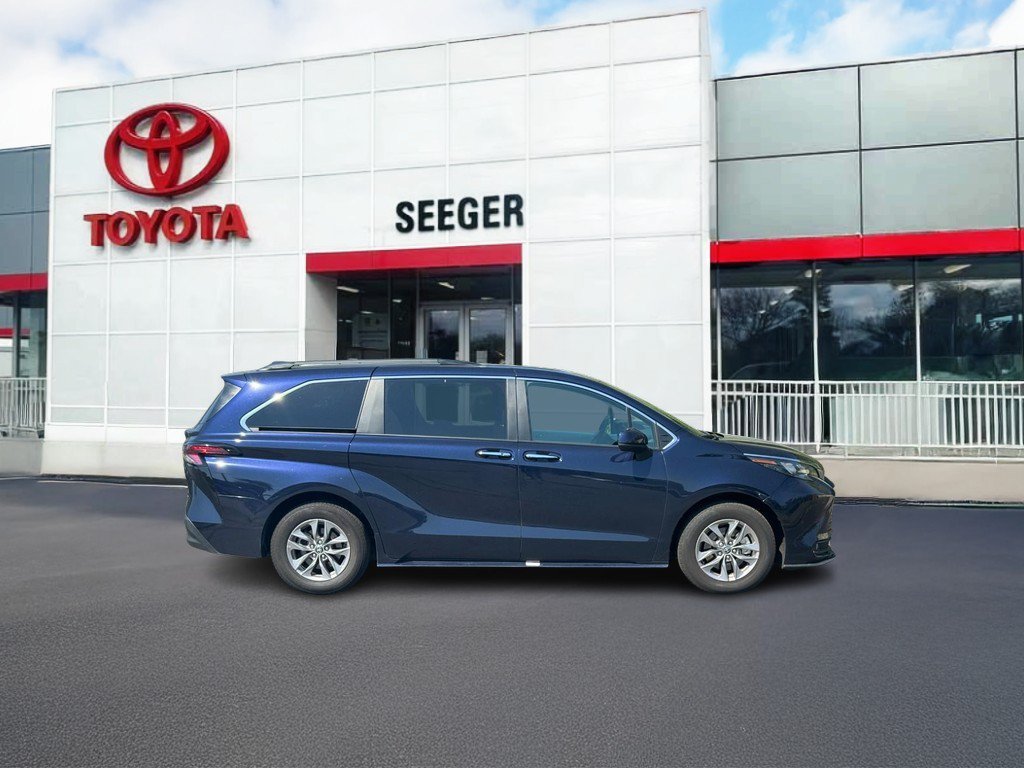 Used 2026 Toyota Sienna XLE FWD image 2