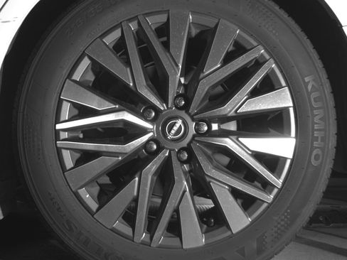 Used 2025 Nissan Altima 2.5 SV FWD image 14