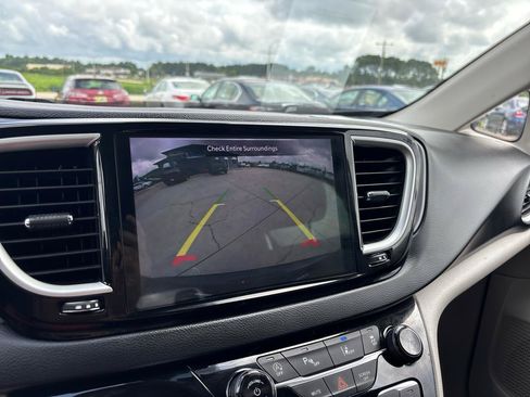 Used 2022 Chrysler Pacifica Touring-L FWD image 16