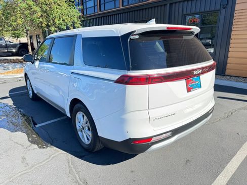Used 2022 Kia Carnival LX FWD image 3