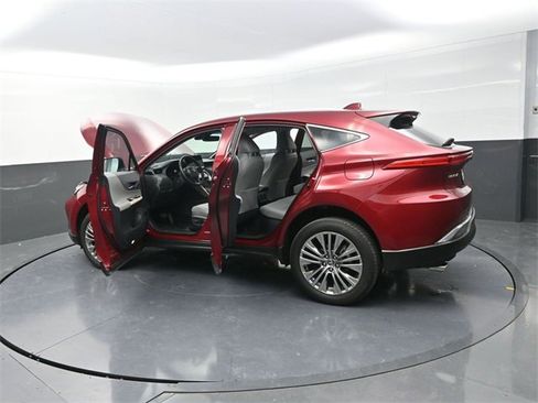 Used 2024 Toyota Venza XLE image 39