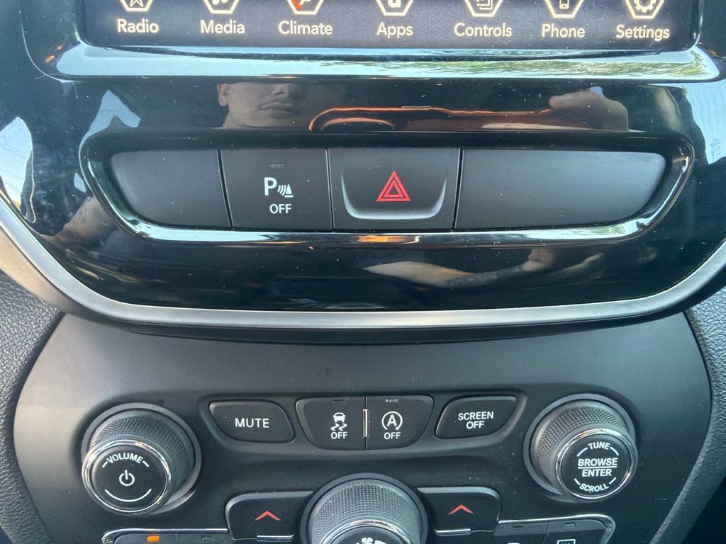 Used 2019 Jeep Cherokee Limited AWD/4WD image 23