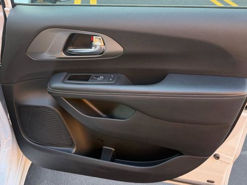 Used 2025 Chrysler Pacifica Select FWD image 22