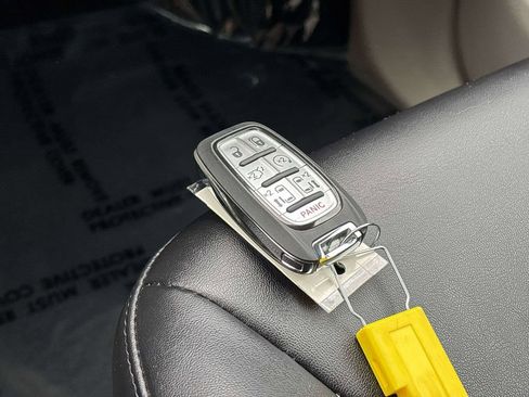 Used 2024 Chrysler Pacifica Touring-L FWD image 32