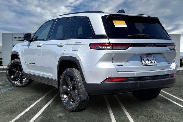 Used 2023 Jeep Grand Cherokee Limited w/ Black Appearance Package AWD/4WD image 10