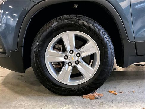 Used 2022 Chevrolet Trax LT w/ LT Convenience Package image 7