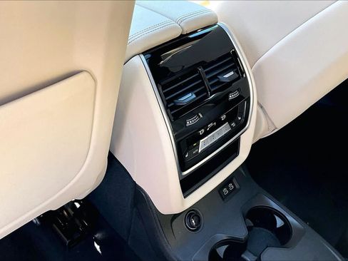 Used 2022 BMW X7 xDrive40i w/ Premium Package AWD/4WD image 38