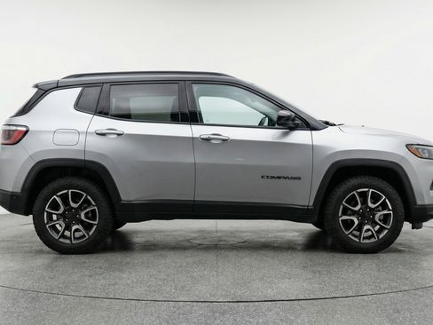 Used 2025 Jeep Compass Trailhawk AWD/4WD image 11