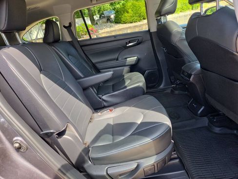 Used 2021 Toyota Highlander XLE AWD/4WD image 29
