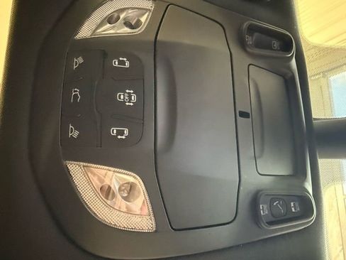 Used 2025 Chrysler Pacifica Limited image 35