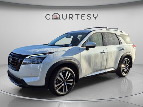 Certified 2024 Nissan Pathfinder Platinum w/ Black Appearance Package FWD image 1