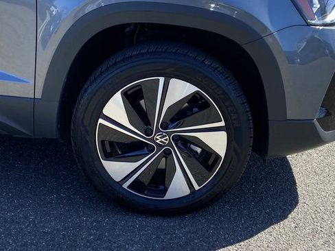 Used 2025 Volkswagen Taos SE w/ Panoramic Sunroof Package image 10