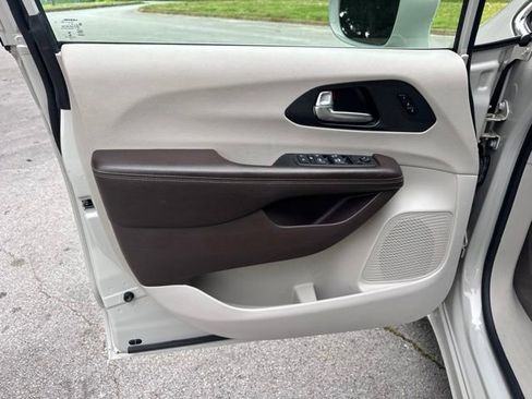 Used 2021 Chrysler Pacifica Touring-L FWD image 14