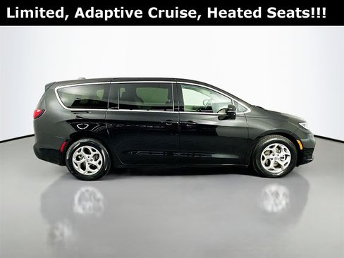 Used 2024 Chrysler Pacifica Limited image 9