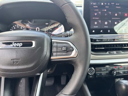 Used 2025 Jeep Compass Limited AWD/4WD image 23