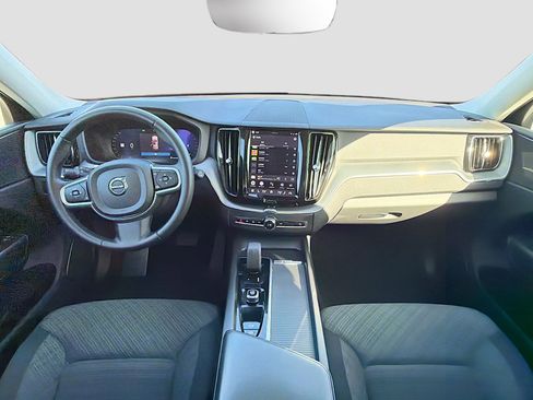 Used 2022 Volvo XC60 B5 Momentum image 16