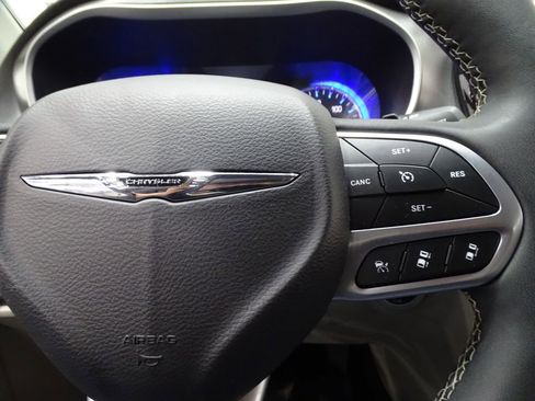 Used 2024 Chrysler Pacifica Touring-L image 27