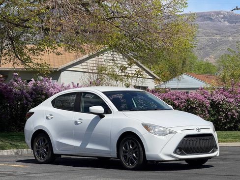 Used 2019 Toyota Yaris LE image 3