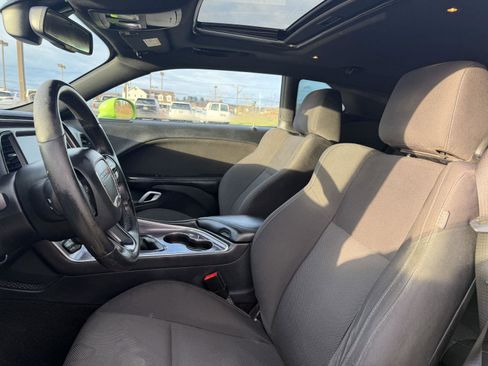 Used 2015 Dodge Challenger R/T image 21