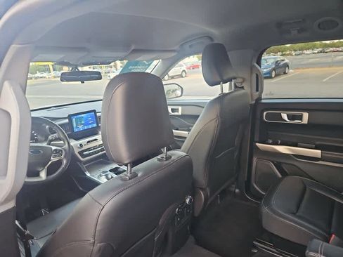 Used 2022 Ford Explorer XLT w/ Equipment Group 202A AWD/4WD image 12