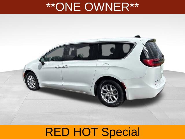 Used 2023 Chrysler Pacifica Touring FWD image 4