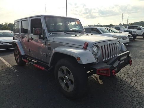 Used 2017 Jeep Wrangler Unlimited Sahara w/ Dual Top Group AWD/4WD image 2