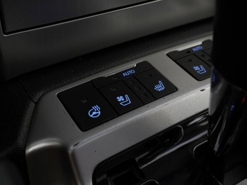 Used 2017 Toyota Land Cruiser image 23