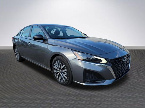 Used 2025 Nissan Altima 2.5 SV FWD image 1
