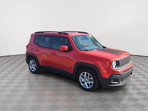 Used 2018 Jeep Renegade Latitude w/ UConnect 8.4 Nav Group FWD image 2