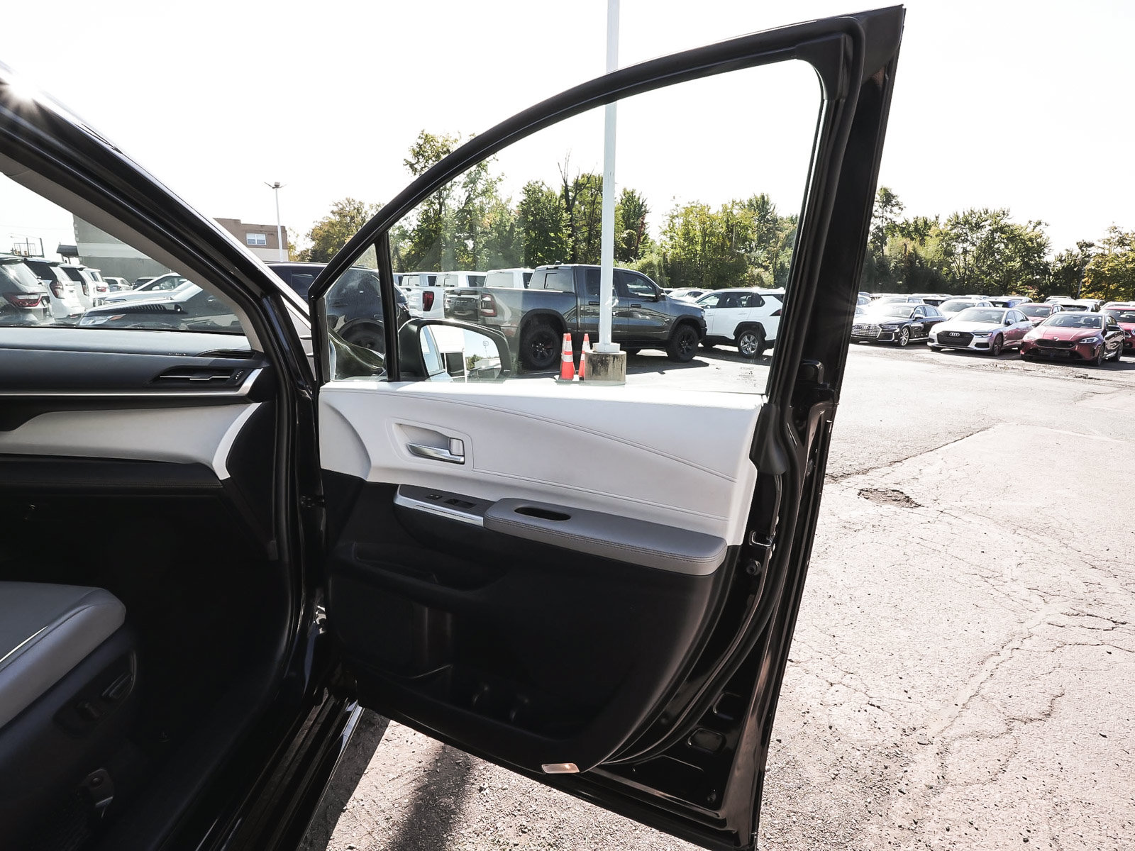 Used 2025 Toyota Sienna XLE FWD image 13