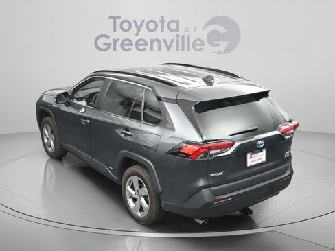Used 2021 Toyota RAV4 XLE Premium image 8
