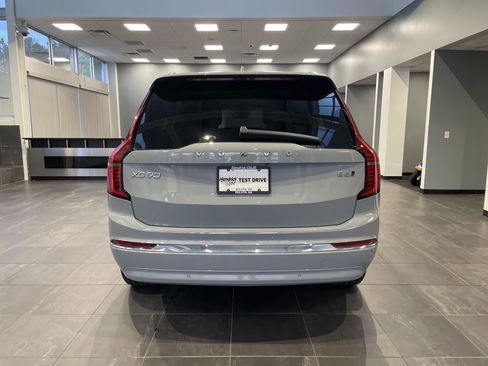 Used 2025 Volvo XC90 B6 Plus image 9