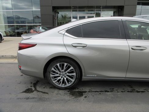 Used 2019 Lexus ES 300h w/ Premium Package FWD image 10