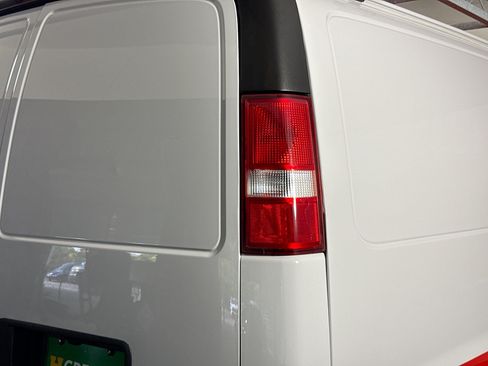 Used 2018 Chevrolet Express 3500 w/ Driver Convenience Package RWD image 29