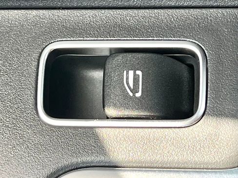 Certified 2025 Mercedes-Benz GLB 250 4MATIC image 23