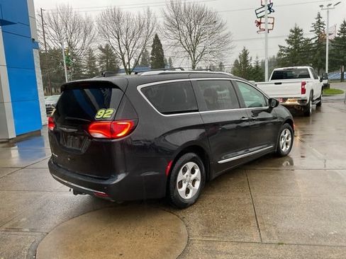 Used 2017 Chrysler Pacifica Touring-L Plus image 7
