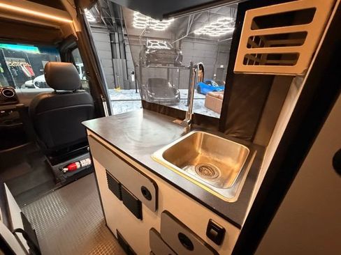 Used 2022 Mercedes-Benz Sprinter 2500 image 23
