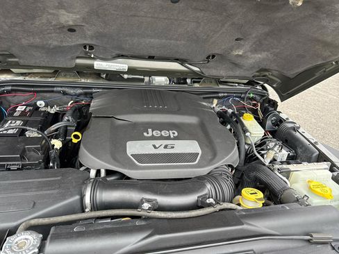 Used 2015 Jeep Wrangler Unlimited Rubicon w/ Connectivity Group AWD/4WD image 26
