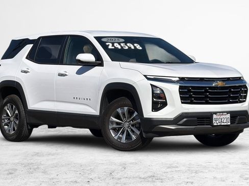 Used 2025 Chevrolet Equinox LT FWD image 2