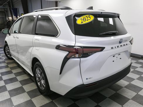 Used 2025 Toyota Sienna XLE image 9